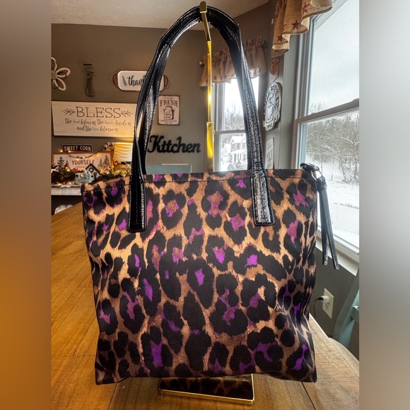 COACH CHEETA PURPLE PRINT HANDBAG. USED ONCE OR TWICE. IN PRISTINE CONDITION! - Picture 5 of 15